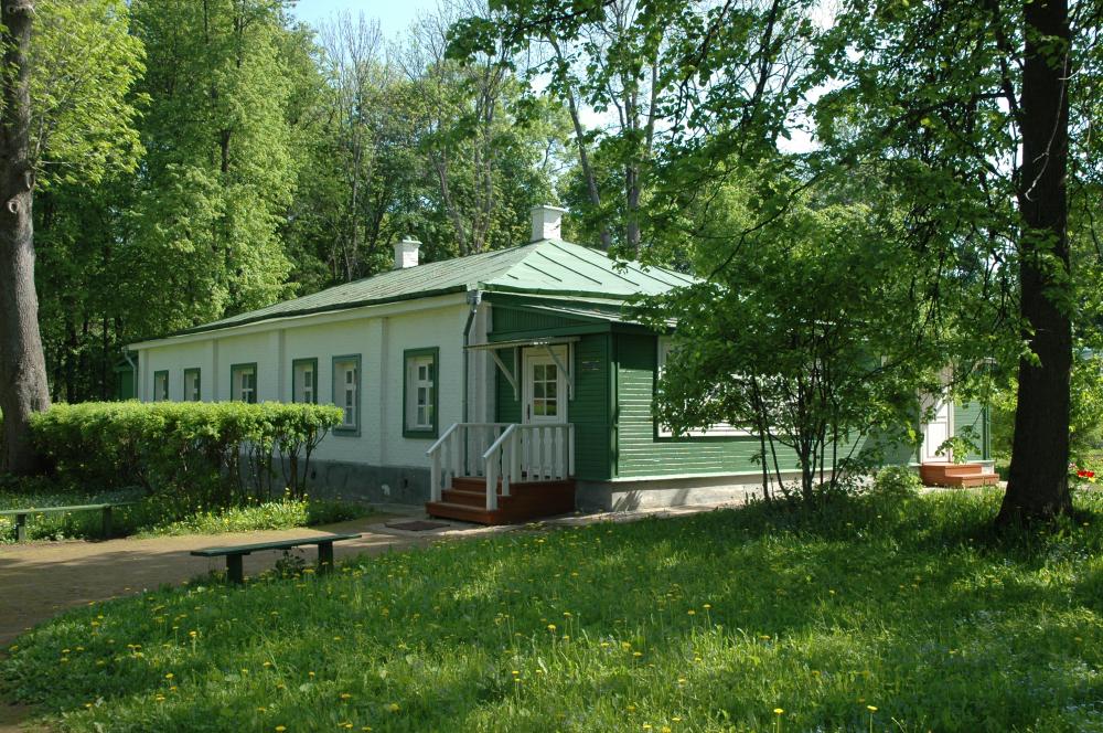 Тургенева синь. Спасское Лутовиново флигель. Музей заповедник Тургенева Спасское-Лутовиново. Тургенев Спасское Лутовиново флигель. Спасское Лутовиново флигель изгнанника.